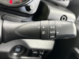 操作しやすい位置に配置されたウインカーレバー。スムーズな操作感で、安全な車線変更をサポートします。オート機能も搭載で、快適な運転を支援します。