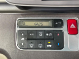 【オートエアコン】一度お好みの温度に設定すれば、車内の温度を検知し風量や温度を自動で調整。暑い&hellip;寒い&hellip;と何度もスイッチ操作をする必要はありません。快適な車内空間には必須の機能ですね♪