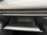 【グローブボックス】大容量のグローブボックスです!!車検証ケース他、日頃使う小物類の収納スペースもたくさんあります!