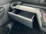 グローブボックス以外にもちょっとした収納スペースがあります。