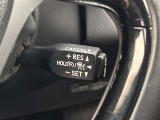 前方の車との車間を設定し、スピードを上げたり緩めたりを自動で行ってくれる追尾式の「レーダークルーズ」。上級装備の一つです!高級車にしかつかない嬉しい機能です。