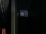 アームレスト内の収納ボックスにもアクセサリーソケットがつています。USBのアダプターなどをつければスマホの充電などにも使えます。ボックス内にスマートフォンを収納しながら充電もできるので便利です。