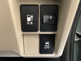 ハンドルの右側にはヘットライトリベライザーとVSA(ABS+TCS+横滑り抑制)の解除スイッチがついています。ヘッドライトリベライザーは道路状況や積荷の加重に応じてライトの高さを調節できます。