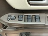 電動格納式リモコンドアミラーと、パワーウィンドウスイッチ等は運転席ドアにあります。