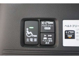 車両後方にウィンチのコントロールパネルがございます。