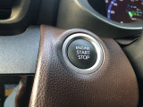 エンジンスタートボタンです。キーが車内にあれば、エンジンの始動・停止はブレーキを踏んでスイッチを押すだけ!キーを取り出す手間を省き、ワンプッシュでエンジンを操作するので簡単でスムーズです。
