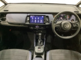 車内は光触媒抗菌消臭施工済です。スタイリッシュなデザインでスポーティなインパネ周りを演出します。グローブボックスやカップホルダーのほかにトレーなどたくさんの収納スペースが付いています。