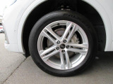 全車両に標準装備の純正アルミホイールは、純正ならではのバランスの良いデザインと、走行安定性をお楽しみ頂けます。