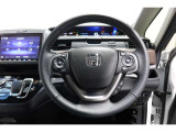 運転中もハンドルでの操作が可能です。特に高速道路等の目が離せない運転時には、便利さだけでなく、安全性も兼ね備えております。