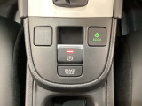 セレクトレバーの下に電子制御パーキングブレーキがあります。スイッチひとつで、停車した地点の傾斜などをシステムが検知・判断してブレーキ力を自動的に最適制御し、しっかり停車できるパーキングシステムです。