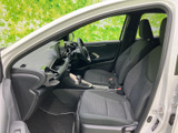 運転に集中できる機能的な空間です。必要な情報を視認しやすい位置に配置し、直感的な操作が可能です。快適なドライブをサポートします。