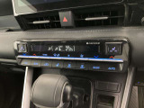 オートエアコンは温度を設定するだけで、自動で風量などを設定してくれます。運転しながら操作も必要ないので、安全性も向上します。