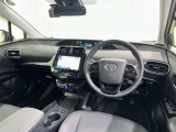 運転席まわりです。 各操作スイッチは使いやすい位置に配置されてます。