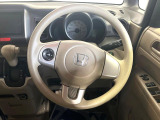 インテリアに合わせたデザインのステアリングは、運転される方のことも考え、運転しやすい形状、大きさです。是非一度、実際に触ってお確かめください。