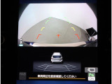 フロントグリル、ドアミラー、リヤゲートに装着したカメラの映像をインフォメーションディスプレイの大画面で確認可能です。