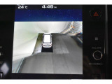 マルチビューモニターは車両の前後左右に搭載された4つのカメラ映像を合成し車両を真上から見てるような映像を11.6インチディスプレイに表示する機能です