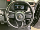 握りやすい太さで、ドライバーの操作をサポート。快適な運転をアシストするステアリングは、長距離ドライブでも疲れにくい設計です。