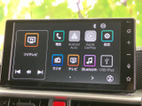 スマートフォンとの連携も可能。お気に入りの音楽や動画を楽しめます。快適なドライブをさらに彩ります。情報収集も簡単です。
