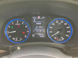視認性の高いメーター類が、運転に必要な情報を的確に伝えます。運転状況を把握しやすく、安全運転をサポートする工夫が凝らされています。
