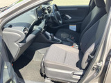 運転に集中できる、機能的なドライバーシート。ステアリングやペダルの操作性も高く、快適なドライビングをサポートします。上質な素材感も魅力です。