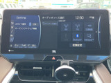 お気に入りの音楽を高品質なサウンドで楽しめます。ドライブ中のエンターテイメント性を高め、快適な時間を過ごせます。