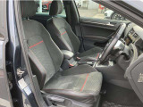 運転席は、GTI伝統のアイデンティティと、高いホールド性を備えたスポーツ性能が特徴です。