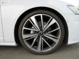 全車両に標準装備の純正アルミホイールは、純正ならではのバランスの良いデザインと、走行安定性をお楽しみ頂けます。