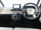 ぜひ展示車の運転席に座ってみてください。