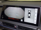 パノラミックビューモニターを装備。駐車場や交差点でクルマを真上から見るように周囲を確認できます。機能の詳細は販売店スタッフまでおたずねください。