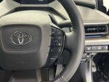 前方の車との車間を設定し、スピードを上げたり緩めたりを自動で行ってくれる追尾式の「レーダークルーズ」。上級装備の一つです!高級車にしかつかない嬉しい機能です。