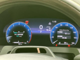 視認性の高いメーターで運転情報を分かりやすく表示し、運転に集中できる環境をサポートします。洗練されたデザインも魅力です。