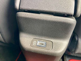 後席用の充電等に使用可能なUSBコネクタを装備してます