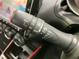 雨天時でもクリアな視界を確保するワイパーレバー。操作も簡単で、雨の日の運転も安心です。様々なモードで、状況に応じた拭き取りが可能です。