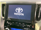 【メーカー純正9型ナビ】インテリアに溶け込むスタイリッシュな「専用設計」メーカーナビを装備♪視認性や操作性など基本性能にも優れ、より上質なカーライフをお楽しみいただけます。