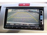 リアカメラを装備しております。安心と安全のために駐車時などの後方死角を減らします。また切り替えボタンを操作するとで、ノーマルビュー・ワイドビュー・トップダウンビューの切り替えが可能です。