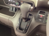 インパネシフトを採用しているので、前席の足元も広々としています。運転席と助手席の行き来もスムーズです!