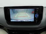 後退時に車両の後ろ側をモニター画面に表示します。車庫入れなどでバックする際に後方確認ができて便利です。車庫入れが苦手な人もこれで安心。