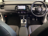車内は光触媒抗菌消臭施工済です。スタイリッシュなデザインでスポーティなインパネ周りを演出します。グローブボックスやカップホルダーのほかにトレーなどたくさんの収納スペースが付いています。