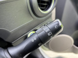 操作しやすい位置に配置されたウインカーレバー。スムーズな操作で、安全な車線変更をサポートします。直感的な操作感も魅力です。