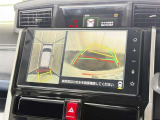 【バックガイドモニター】車両後方の映像をナビ画面に表示し、駐車などの後退操作をサポートします。