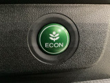 ECON モードをON にするとアクセルペダルの動きに対するエンジンの反応とエアコンの制御を切り換えることで、燃費のいい運転をするドライバーがペダルを踏んだ時と同じようにエンジンを制御します。