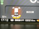 パーキングセンサーシステムは走行中に障害物が迫ると音と表示でお知らせ、低速走行時時の安心感を高めます