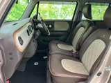 運転しやすい視界と、操作しやすい配置が魅力です。シートの形状も工夫されており、体をしっかりとサポート。快適な運転体験を提供します。