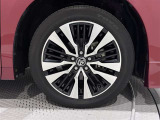 アルミホイールを装備、タイヤサイズは235/50R18です。