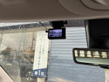 走行中、車両前方で発生したアクシデントなどを、このドライブレコーダーが記録します。万が一の時の証拠資料として有効だから安心です。