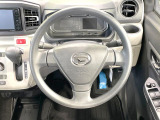 インテリアに合わせたデザインのステアリングは、運転される方のことも考え、運転しやすい形状、大きさです。是非一度、実際に触ってお確かめください。