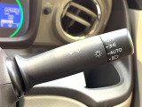 【オートライト】周りの明るさに応じて自動でヘッドライトの点灯・消灯ができる機能です!ライトの付け忘れ・消し忘れなどが無くなり、雨の日や夕方の走行も安心!トンネル通過時も便利ですね♪