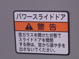 最も気になる室内は、特にこだわってクリーニングしております。マットやシートだけではなく、エアコンの吹き出し口やドアノブの隙間など、様々なブラシや道具を使い分けて、隅々までクリーニングしております。