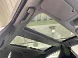 【パノラマルーフ】大型のガラスルーフ搭載で車内の解放感が一気にアップ!開放的なドライブをお楽しみいただけます。