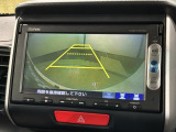 リバースギアに入れるだけで後方の表示へ切り替わります。夜間や雨の日の駐車も楽になりますよ。